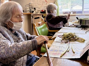 ツワの皮剥き🌱２番館