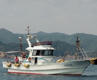 若松港から漁船へ。本番はもっと大きい船です。ご安心を！